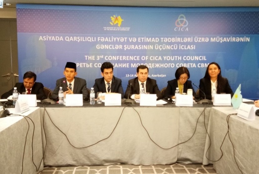 Deputi Pengembangan Pemuda Asrorun Niam Sholeh (kedua dari kiri) saat acara Konferensi Kepemudaan Internasional III yang diselenggarakan oleh The Conference on Interaction and Confidence Building Measures in Asia (CICA) di Baku Azerbaijan, Jumat (13/4) pagi.