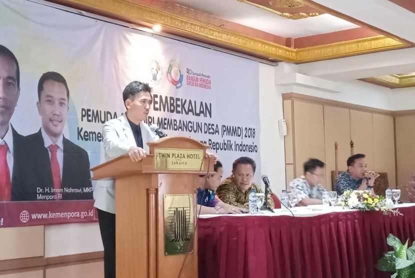 Deputi Pengembangan Pemuda Kementerian Pemuda dan Olahraga Asrorun Niam Sholeh saat memberikan pembekalan peserta Pemuda Mandiri Membangun Desa (PMMD) di Jakarta,  Sabtu (20/10) 