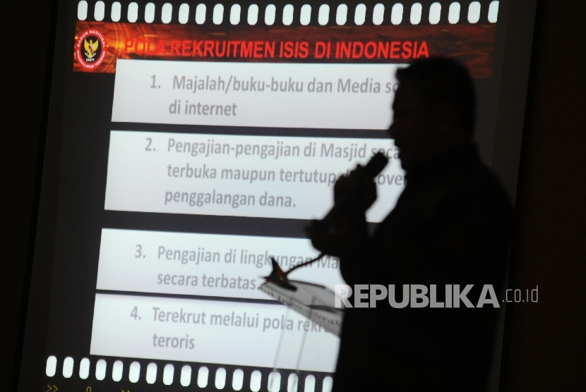 Deputi Penindakan dan Pembinaan Kemampuan Badan Nasional Penanggulangan Terorisme (BNPT) Irjen Pol Arief Darmawan menunjukan slide show tentang penyebaran ISIS saat menjadi pembicara di sebuah kampus (ilustrasi)