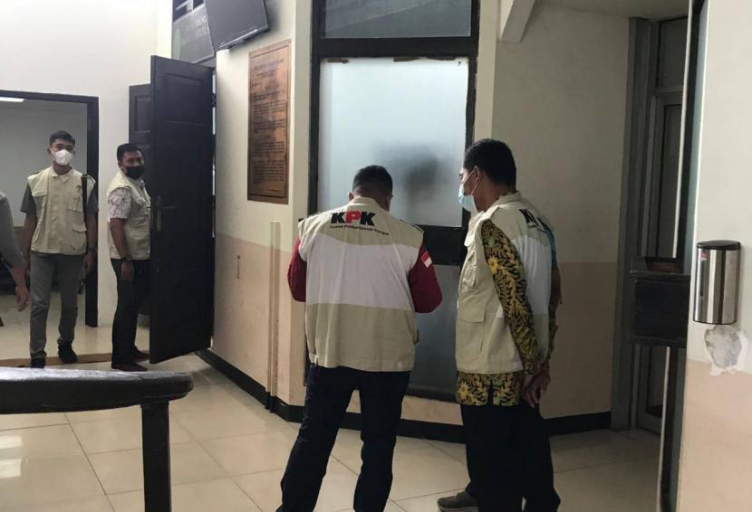 Deputi Penindakan KPK, Karyoto bersama tim penyidik KPK memantau langsung sidang praperadilan yang diajukan eks bupati Tanah Bumbu, Mardani H Maming di Pengadilan Negeri (PN) Jakarta Selatan, Jumat (22/7/2022).