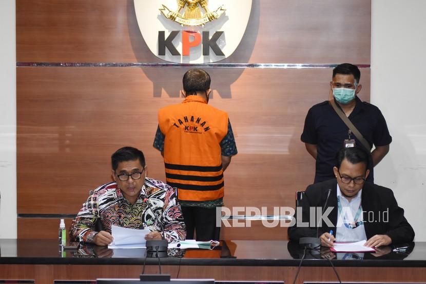 Deputi Penindakan KPK Karyoto (kiri) didampingi Juru Bicara Ali Fikri (kanan).