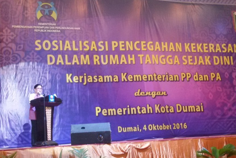 Deputi Perlindungan Hak Perempuan Kementerian PPPA Vennetia R Danes sedang memberikan sambutan saat peluncuran Program Sosialisasi Pencegahan Kekerasan Dalam Rumah Tangga Sejak Dini di Dumai, Provinsi Riau, Selasa (4/10).