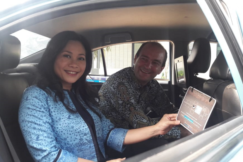 Deputi Perwakilan UNICEF Indonesia Robert Gass dengan Presiden Direktur Blue Bird Group Holding Noni Purnomo dalam kerja sama kampanye 