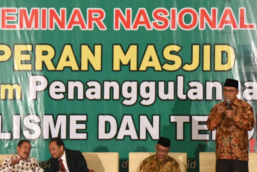 Deputi VI Bidang Komunisi & Informasi Badan Intelijen Negara (BIN) Sundawan (kanan) berbicara pada Seminar Nasional Peran Masjid Dalam Penanggulangan Radikalisme dan Terorisme di Semarang, Jawa Tengah, Rabu (23/11). 