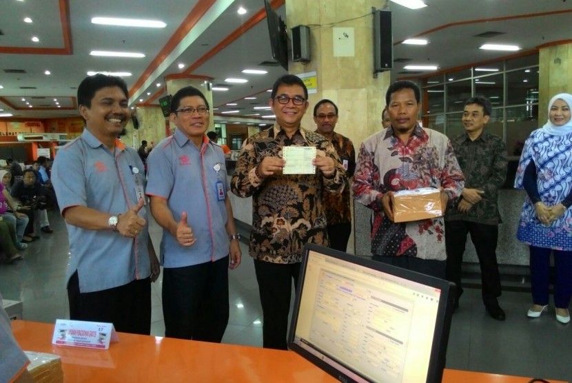 Deputy Bisnis E-Commerce Regional 4 Jakarta PT Pos Indonesia, Febby Ardino Nengah (tengah)