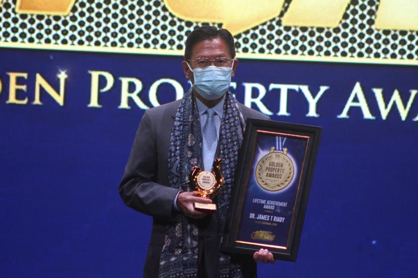 Deputy Chairman Lippo James T. Riady yang menerima penghargaan Lifetime Achievement di ajang Golden Property Awards 2021 yang dihelat oleh Indonesia Property Watch (IPW) dan 99 Group Indonesia.