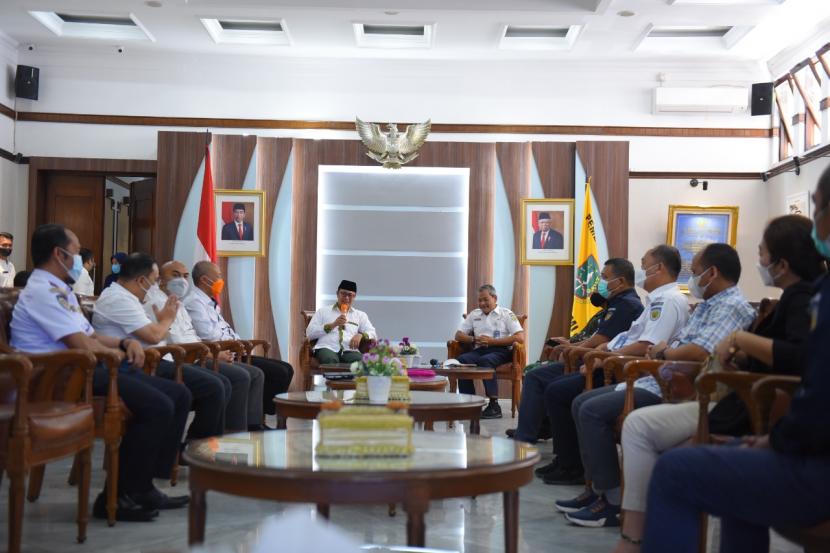Deputy EVP 1.2 Bidang Pelayanan dan Komersial Daop 1 Jakarta Suharjono bertemu dengan Wali Kota Sukabumi Achmad Fahmi di Balai Kota Sukabumi, Rabu (6/4/2022).