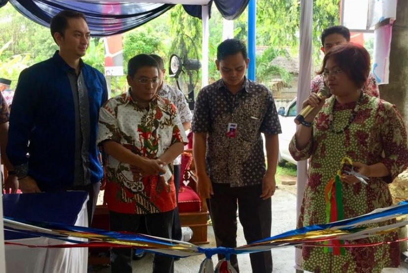 Deputy GM JNE Indonesia Bagian Barat Hasmeliyani Suseno (kanan) saat memimpin proses peresmian Kantor JNE Cabang Pangandaran, belum lama ini.