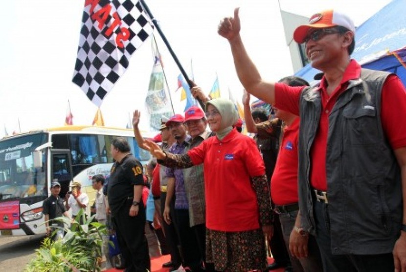 Deputy Governor of Central Java Rustriningsih (center with headscarf) releases 10.400 homebound travellers in East Jakarta to depart for Central Java on Saturday. 