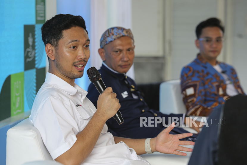 Deputy Manager Bakti Lingkungan Djarum Foundation, Redi Joko Prasetyo; Kepala Dinas PKPLH Kabupaten Kudus, Abdul Halil; influenser Kudus Asik Isman Ridhwansah di Kudus, Jateng, Senin (23/6/2025).