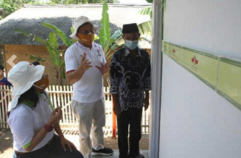 Deputy Seed Operation Director Ewindo, Joko Sareh Utomo (tengah), memberikan penjelasan kepada petani di Desa Patia, Kabupaten Pandeglang, Banten, terkait pembangunan sumur dan fasilitas sanitasi untuk membantu warga yang sedang kesulitan akibat pandemi Covid-19.