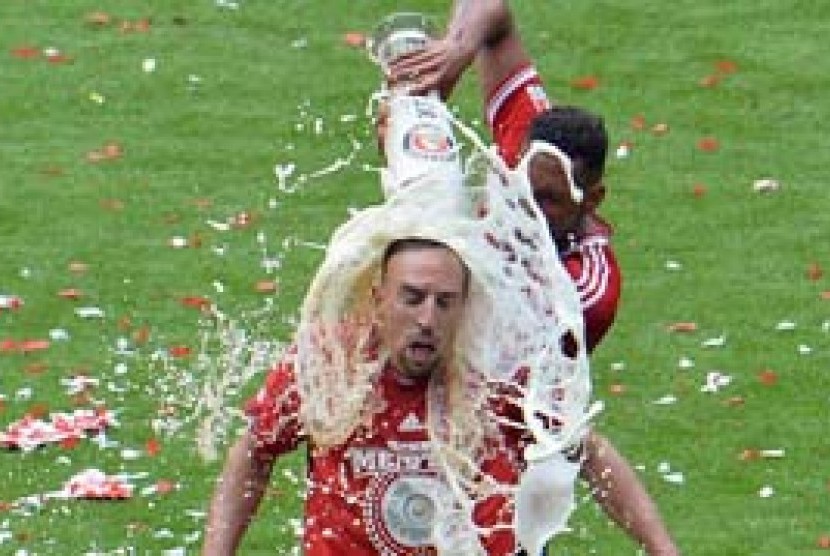 Derek Boateng mengguyur bir ke tubuh Franck Ribery yang membuat winger asal Prancis itu marah.