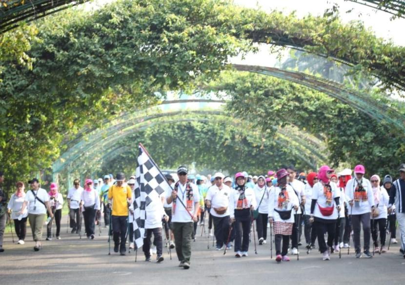 Deretan artis ibu kota dan alumni kampus ternama meramaikan jalan sehat Komunitas Jalan Nordik Indonesia (KJNI) Jakarta, di Taman Bunga Wiladaktika, Cibubur, Jakarta Timur.
