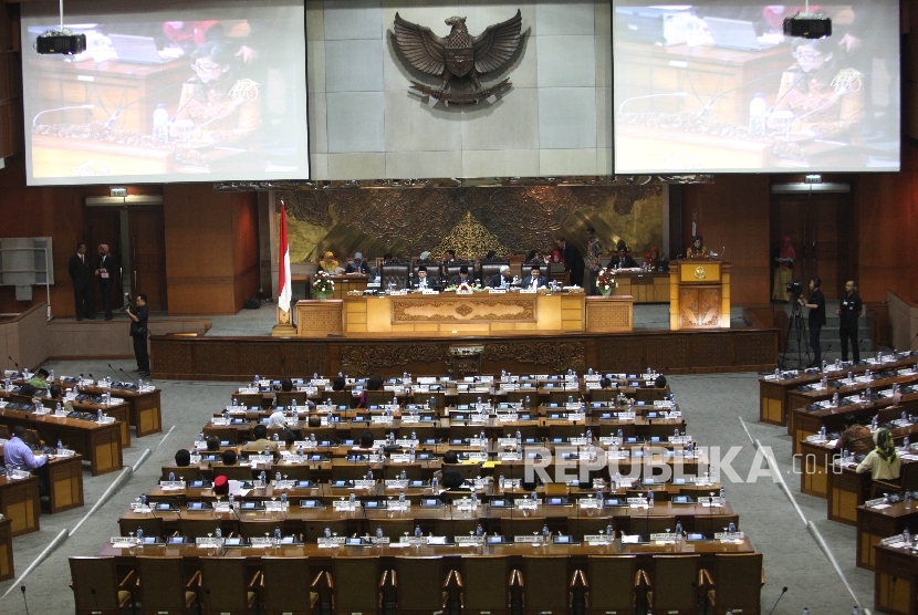 Ketua DPR Ade Komaruddin (kiri) didampingi Wakil Ketua DPR Taufik Kurniawan, Agus Hermanto dan Fachry Hamzah memimpin sidang penutupan Paripurna ke-22 masa sidang III Tahun 2015-2016 di Komplek Parlemen Senayan, Jakarta, Kamis (17/3). (Republika/Rakhmawaty