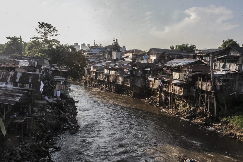 Deretan bangunan rumah warga yang berada di bantaran Sungai Ciliwung, Jakarta, Ahad (17/6). Angka kemiskinan di perdesaan masih lebih tinggi dibandingkan perkotaan. 