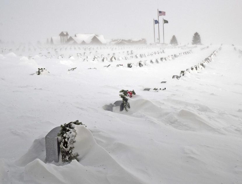 Badai musim dingin yang melanda Amerika Serikat (AS) telah menewaskan sedikitnya 18 orang