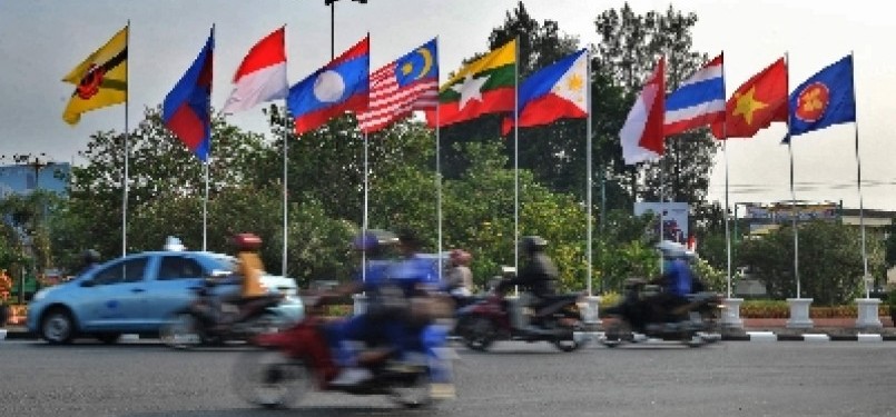 Deretan bendera negara-negara ASEAN di Kota Semarang yang menjadi tuan rumah pertemuan tingkat menteri menjelang KTT ASEAN