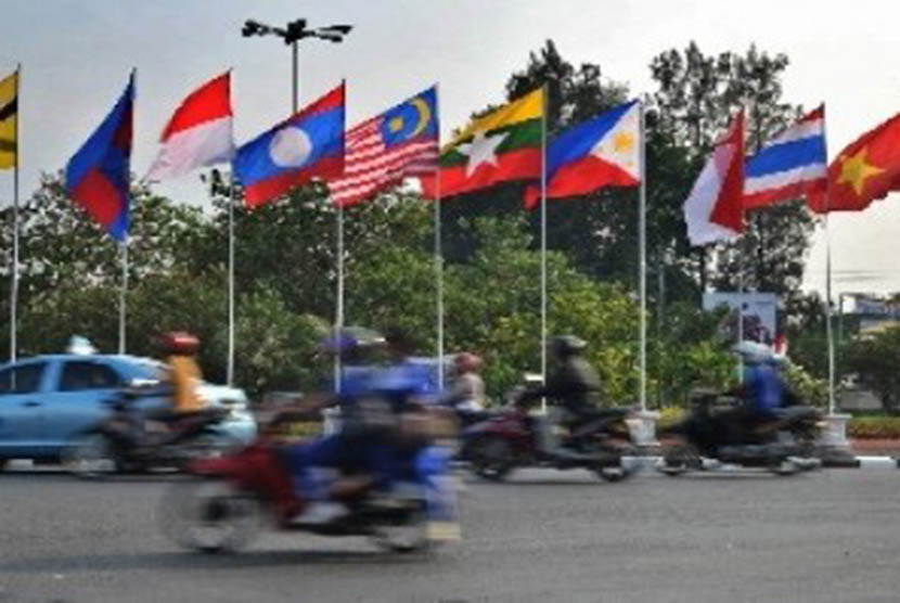 Deretan bendera negara-negara ASEAN di Kota Semarang yang menjadi tuan rumah pertemuan tingkat menteri menjelang KTT ASEAN
