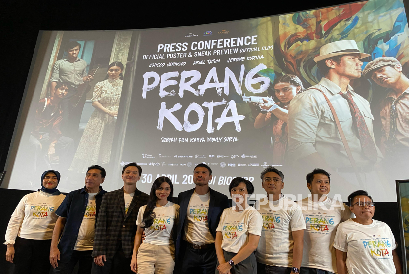 Deretan filmmaker dan pemain film Perang Kota dalam konferensi pers perilisan official poster di Metropole XXI, Jakarta, Senin (24/3/2025). 