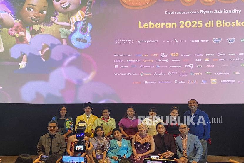 Deretan filmmaker dan pengisi suara film animasi Jumbo dalam konferensi pers usai pers screening di Epicentrum, Jakarta, Kamis (13/3/2025).