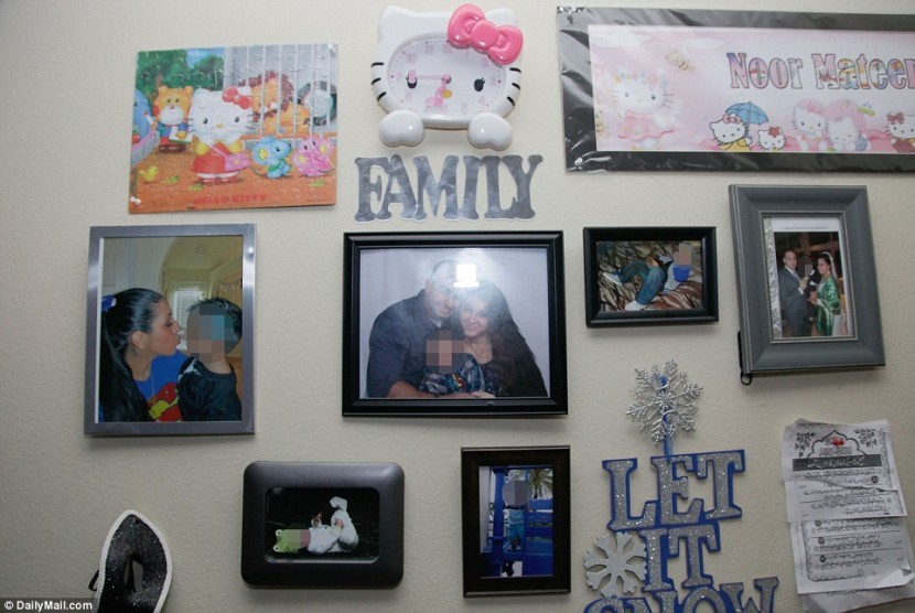 Deretan foto keluarga Omar Mateen di apartemennya di Woodland Condominum di Fort Pierce.