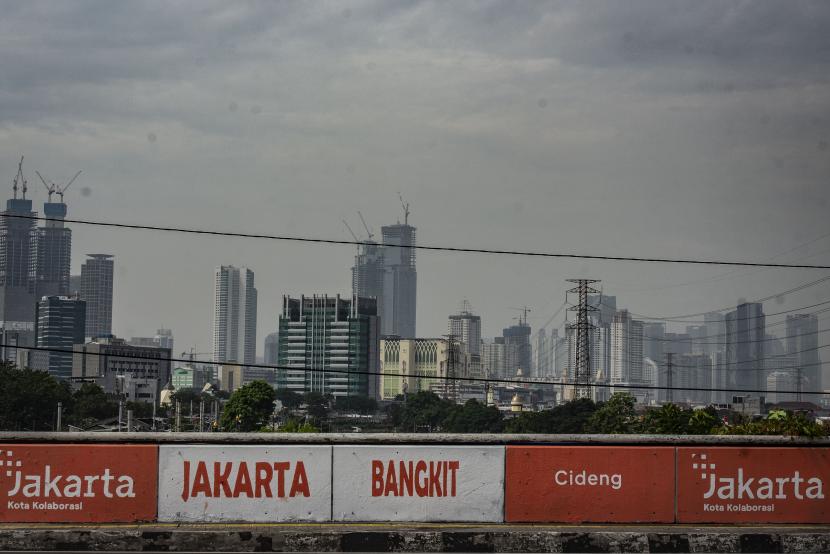 Deretan gedung bertingkat di Jakarta, Selasa (18/5). PT Bank Mandiri (Persero) Tbk mengungkapkan tiga risiko yang mempengaruhi pemulihan ekonomi global. 