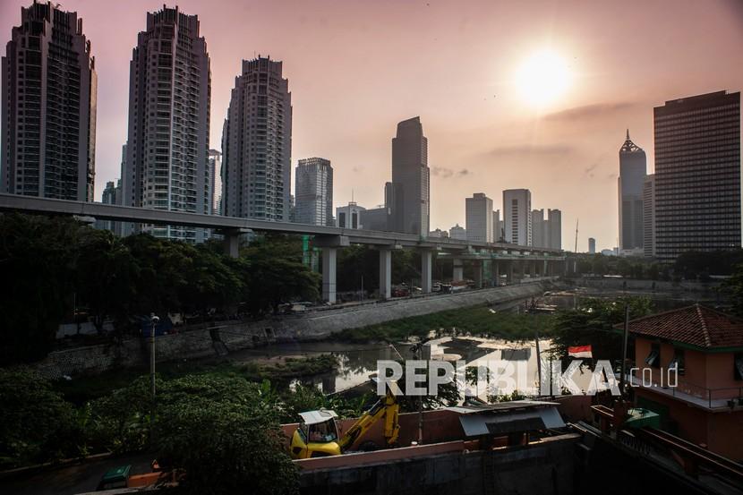 Deretan gedung bertingkat di Jakarta, Selasa (6/10/2020). Realisasi penyerapan anggaran Program Pemulihan Ekonomi Nasional (PEN) pada awal kuartal IV tercatat di angka Rp 331,94 triliun atau 47,75 persen dari total pagu Rp 695,2 triliun.telah mencapai 45,4 persen yaitu sebesar Rp.315,48 triliun dari total pagu Rp.695,2 triliun. 