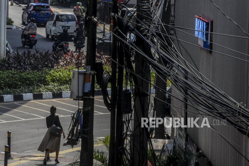 Deretan instalasi kabel yang semrawut di jalan Kyai Maja, Kebayoran Baru, Jakarta, Senin (27/7).
