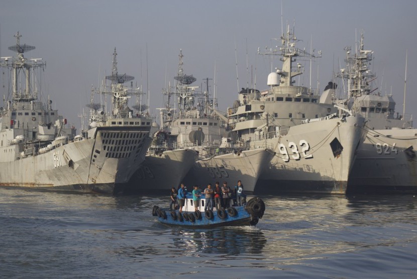 Deretan kapal laut milik TNI AL saat lego jangkar di laut Jakarta, Rabu (8/4). 
