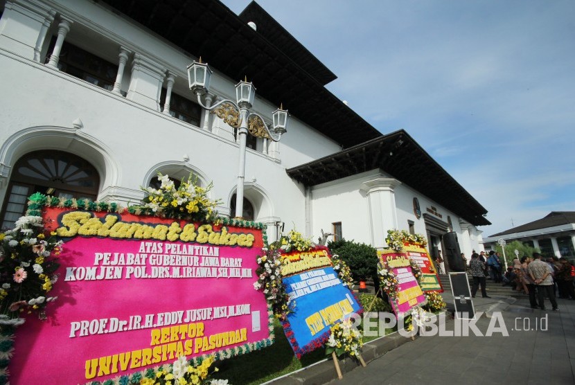 Deretan karangan bunga ucapan selamat kepada (Pj) Gubernur Jawa Barat Komjen Pol M Iriawan terpasang di halaman Gedung Sate, Kota Bandung, Kamis (21/6).