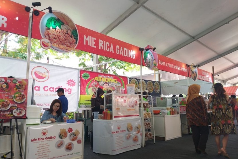 Deretan kedai bakmie halal yang didatangkan pada Mie Festival Gandaria City & Tirta Lie part 2.0. Festival ini digelar selama 5 hari mulai tanggal 2 sampai 5 Oktober.