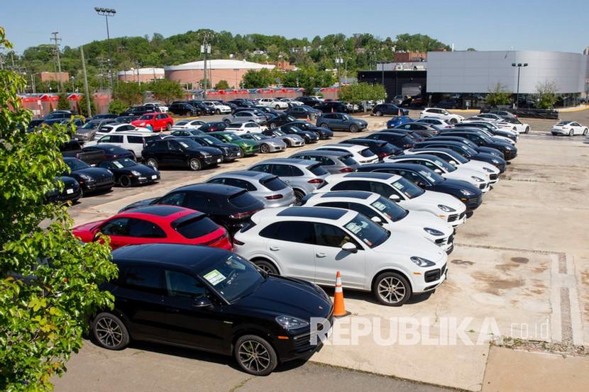 Deretan kendaraan di dealer Porsche, Arlington, Virginia, AS, Kamis (7/5). 