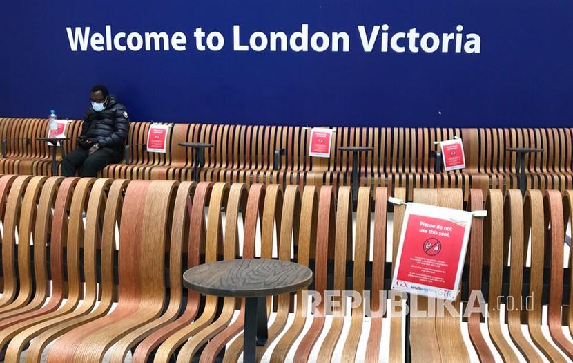 Deretan kursi dengan tanda-tanda jarak sosial di Stasiun Victoria, London, Senin (11/5). Sebagian besar toko-toko di Inggris akan diizinkan buka kembali bulan depan. Ilustrasi.