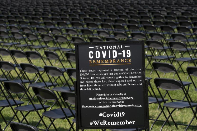 Kursi kosong dijejerkan di depan Gedung Putih pada 4 Oktober 2020 sebagai Hari Peringatan Covid-19 Nasional di AS.
