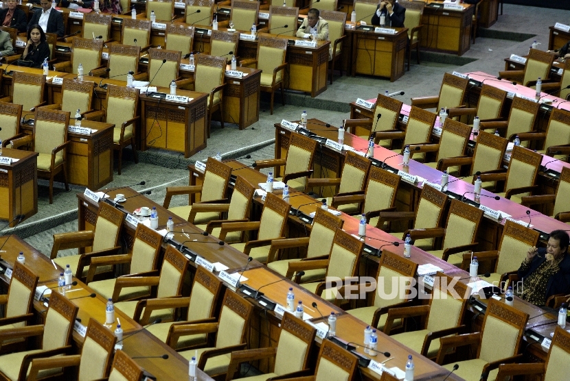 Deretan kursi kosong yang ditinggalkan anggota empat fraksi DPR yang melakukan walkout pada sidang paripurna pengesahan RUU Pemilu.  