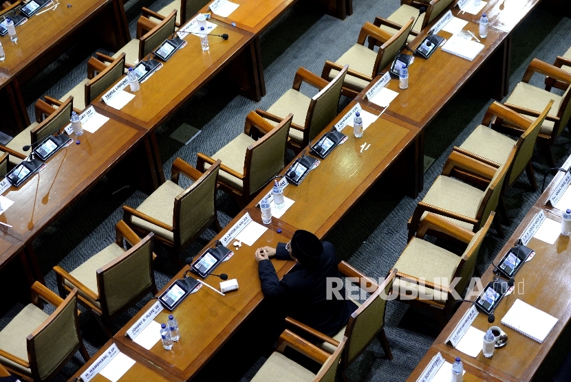 Deretan kursi kosong yang ditinggalkan anggota empat fraksi DPR yang melakukan walkout pada sidang paripurna pengesahan RUU Pemilu.  