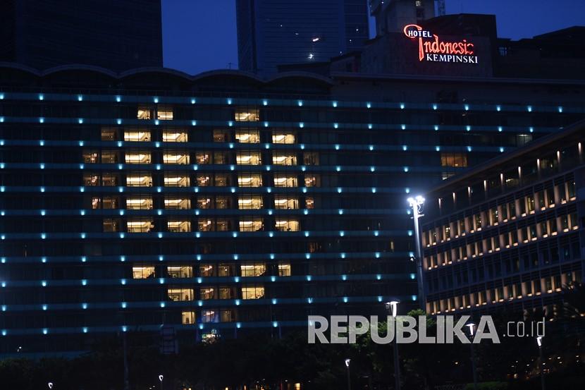 Deretan lampu kamar yang dinyalakan membentuk simbol hati (love) terlihat di Hotel Indonesia Kempinski, Jakarta. Pelaku di bisnis perhotelan di Jakarta optimistis tingkat hunian akan mengalami kenaikan di era normal baru rata-rata 40 persen.