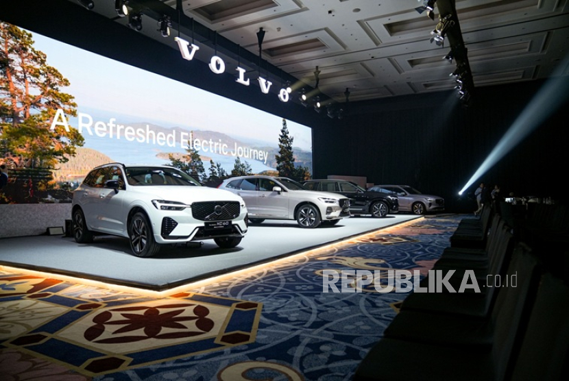 Deretan Line Up Refreshed XC60 SUV elektrifikasi Volvo yang diperkenalkan di Hotel Fairmont, Jakarta, Kamis (16/10/2025).