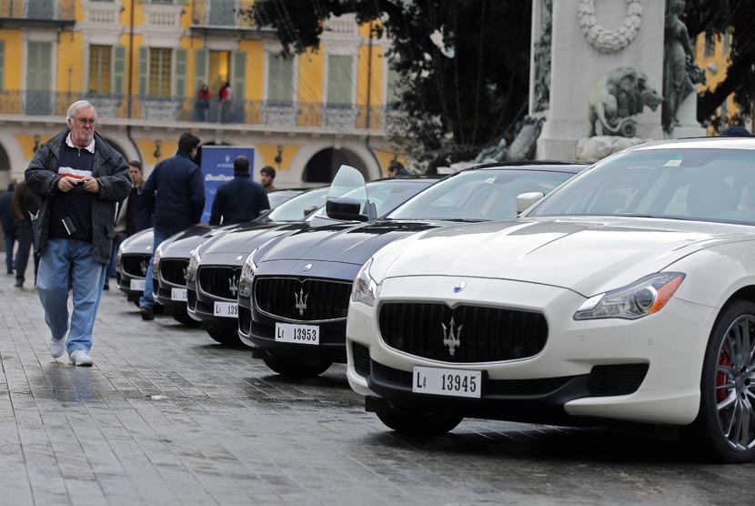  Deretan mobil mewah model terbaru Maserati Quattroporte yang dipamerkan di kota Nice,Perancis, Selasa (4/12). (AP/Lionel Cironneau)