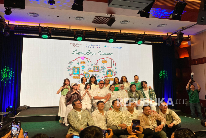 Deretan musisi pengisi album Lagu-Lagu Cemara yang merupakan OST pertunjukan panggung musikal Keluarga Cemara 2025 dalam konferensi pers di Plaza Senayan, Selasa (10/6/2025). 