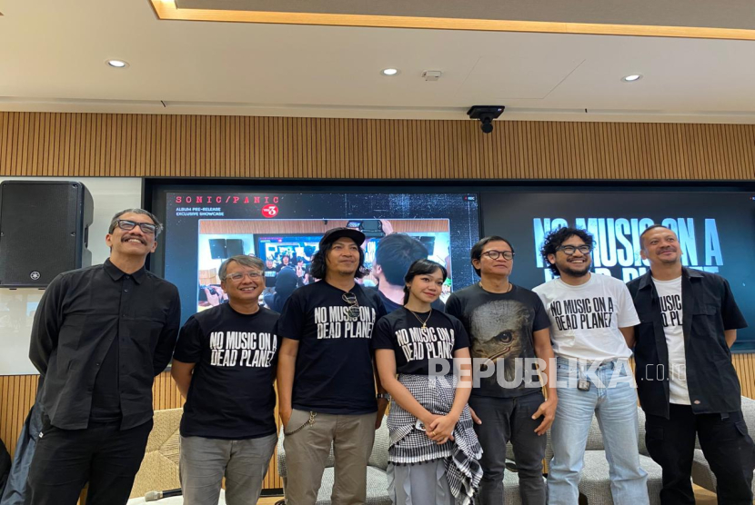 Deretan musisi yang turut berkolaborasi untuk album Sonic/Panic Vol 3 dalam konferensi pers di Georgetown Jakarta, Kamis (2/10/2025). 