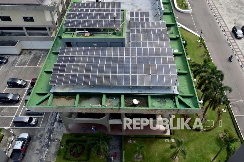 Deretan panel surya terpasang di atas gedung kantor Gubernur Riau di Kota Pekanbaru. Kepala Badan Riset dan Inovasi Nasional (Kepala BRIN) Laksana Tri Handoko mengatakan, BRIN menyiapkan riset prioritas energi baru terbarukan (EBT) dalam Prioritas Riset Nasional 2020-2024. 