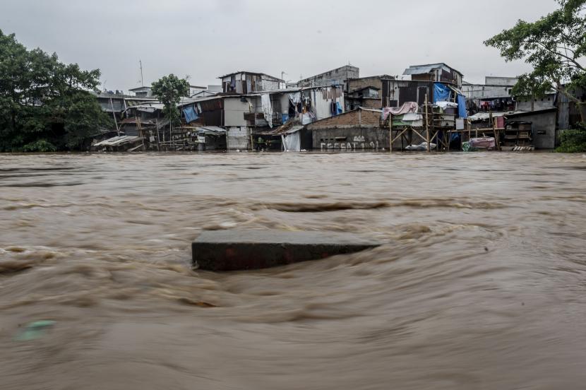 Deretan permukiman padat penduduk bantaran Sungai Ciliwung yang terendam banjir di Jakarta, Senin (10/10/2022). Badan Penanggulangan Bencana Daerah (BPBD) DKI Jakarta mencatat hingga Senin (10/10) pukul 09.00 WIB sebanyak 68 RT di Jakarta terendam banjir akibat luapan Sungai Ciliwung. 