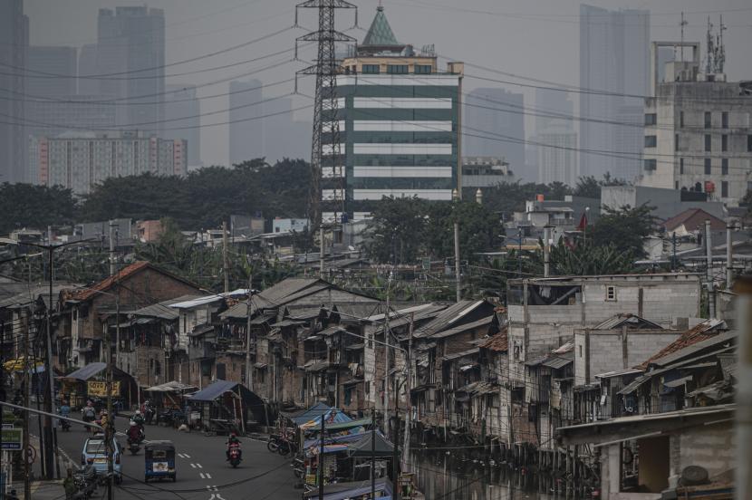 Deretan permukiman penduduk di kawasan Cideng, Jakarta, Ahad (26/6/2022).