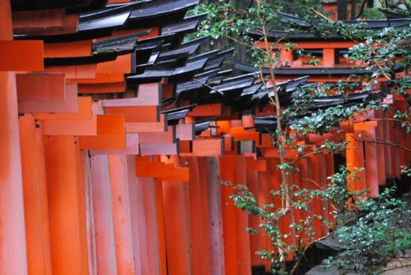  Fushimi Inari-taisha in Kyoto, one of the Japan's famoust tourist destinations. 