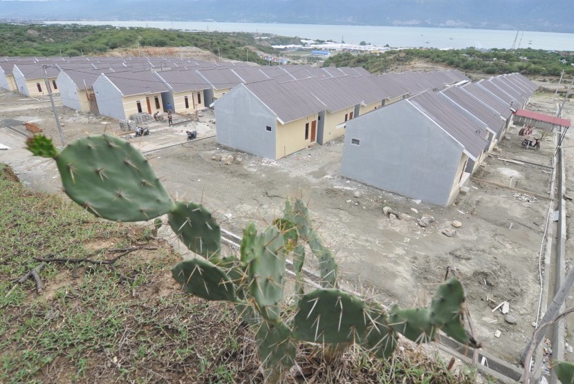 Deretan rumah pada salah satu lokasi proyek pembangunan perumahan di Palu, Sulawesi Tengah, Kamis (5/7).