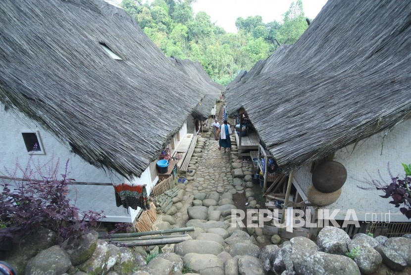 Deretan rumah tradisional di Kampung Naga, Kabupaten Tasikmalaya, Kamis (2/11).