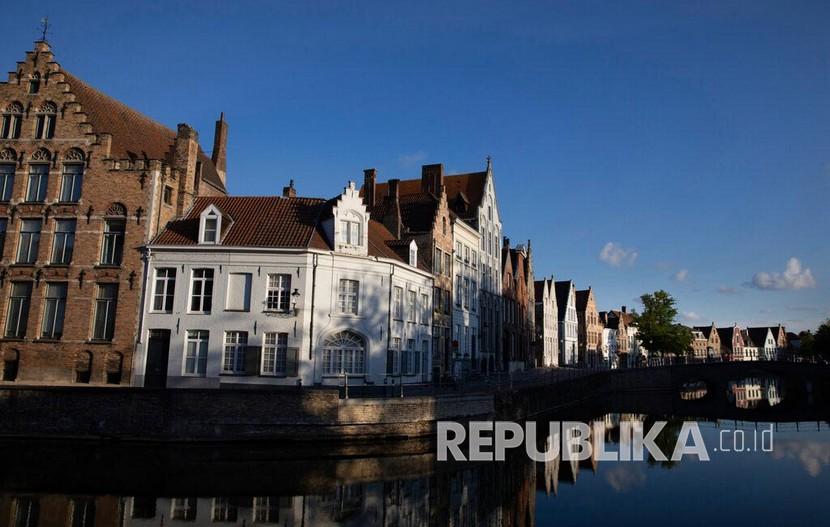 Deretan rumah tradisional di pinggir kali di Bruges, Belgia.