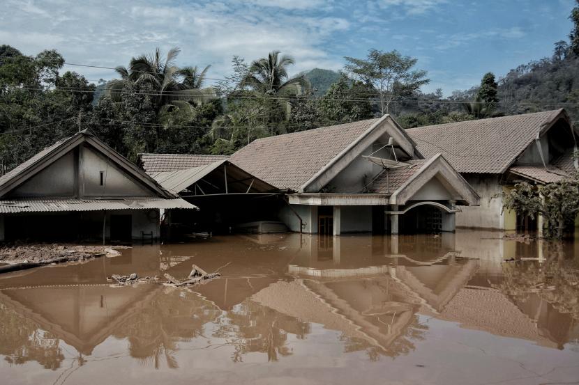 Deretan rumah yang terendam banjir lahar dingin akibat erupsi Gunung Semeru di Dusun Kamar Kajang, Desa Sumberwuluh, Kecamatan Candipuro, Kabupaten Lumajang, Jawa Timur.