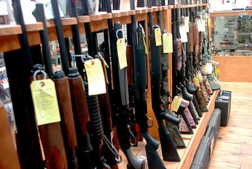Deretan senjata laras panjang dipajang dalam rak sebuah toko senjata di Amerika Serikat.